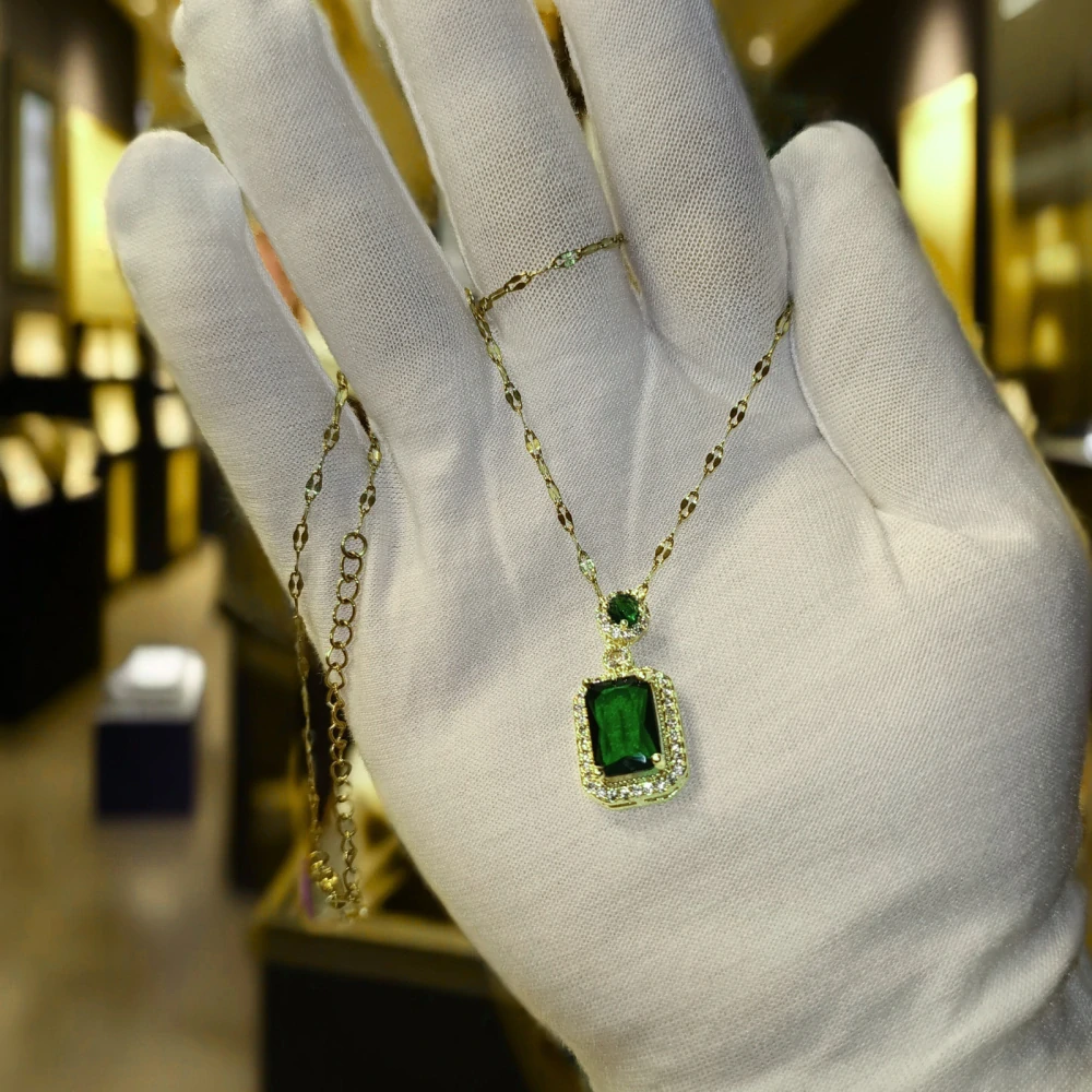 Retiazka s príveskom Emerald Elegance